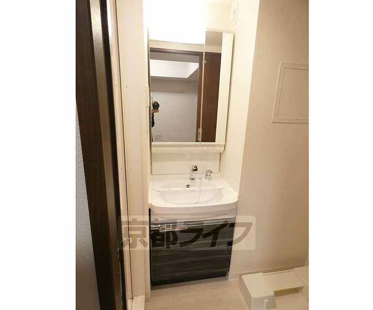 洗面設備　綺麗な洗面台です。