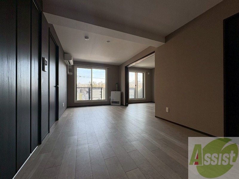 居室・リビング　木目のフローリングは落ち着きのある印象のお部屋になりますね。