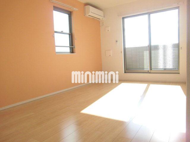 居室・リビング　陽がたくさん入りそうですね。