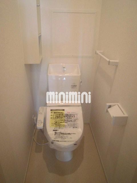 トイレ　温水洗浄便座付きの清潔感のあるトイレです。