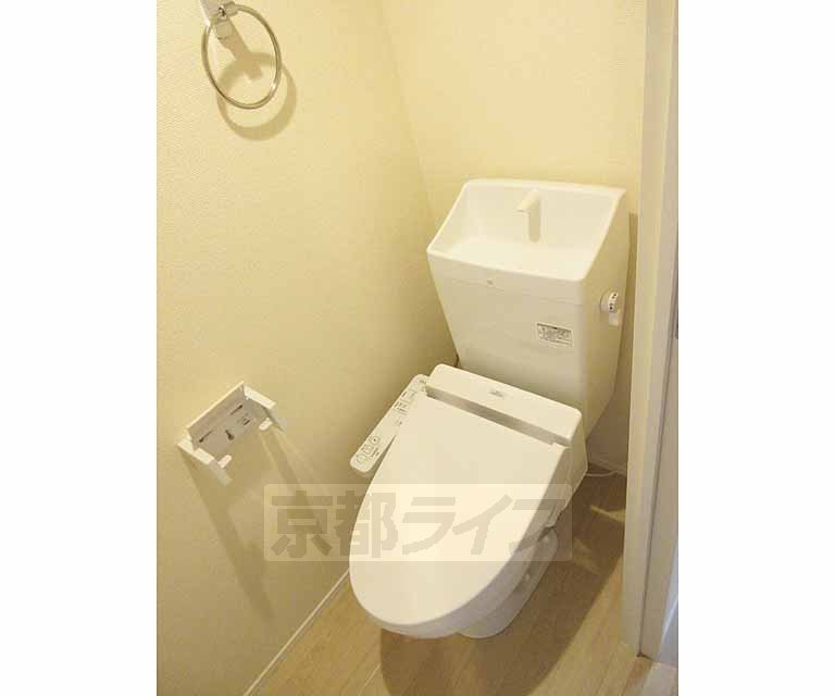 トイレ　ウォシュレット付です。