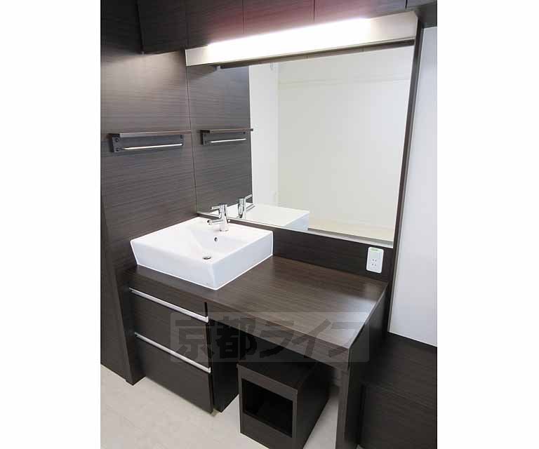 洗面設備　ホテルのような化粧台ですよ！