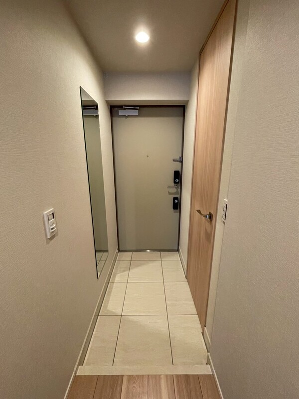 玄関　別号室参照写真※反転タイプ