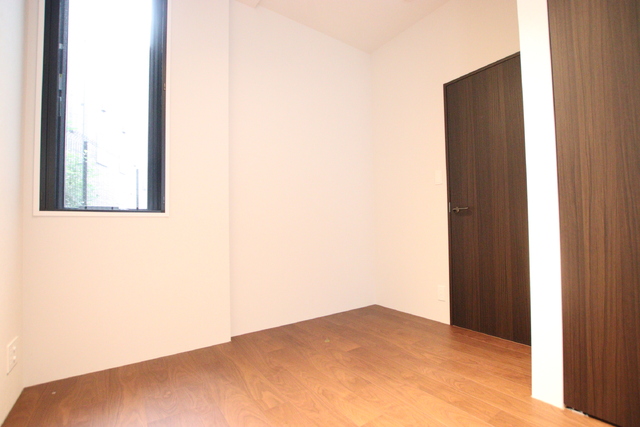 その他部屋・スペース　【洋室５．８帖】２面採光の洋室