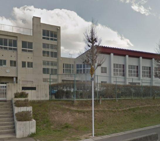 小学校　利府町立利府第三小学校（小学校）まで884m