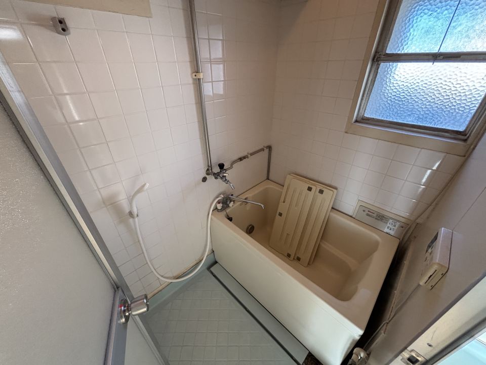 バス・シャワールーム　小窓があるバスルーム