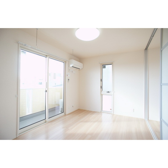 居室・リビング　高い天井の室内で随所に気遣いを感じます