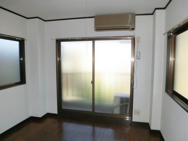 居室・リビング　4.2帖の洋室です☆