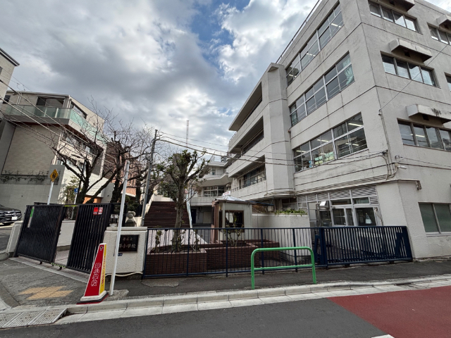 小学校　港区立笄小学校（小学校）まで586m