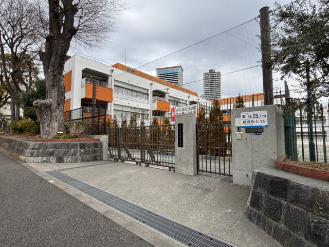 中学校　港区立高陵中学校（中学校）まで770m