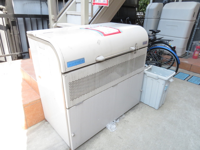 その他共有部分　蓋つきのゴミ置き場。衛生的ですね♪