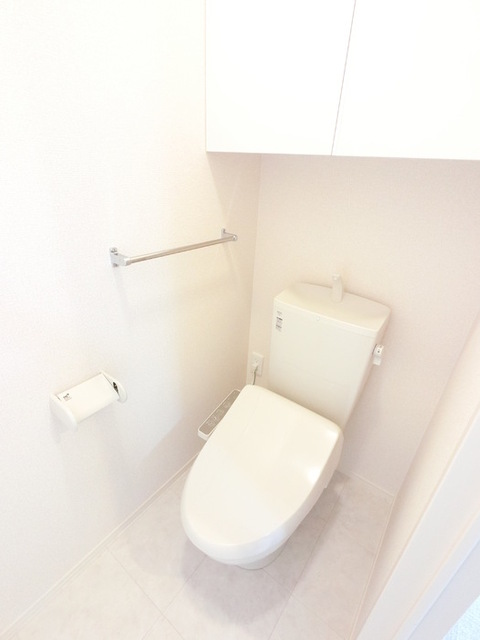 トイレ　冬でも温かく快適です。もちろん洗浄機能もついています。