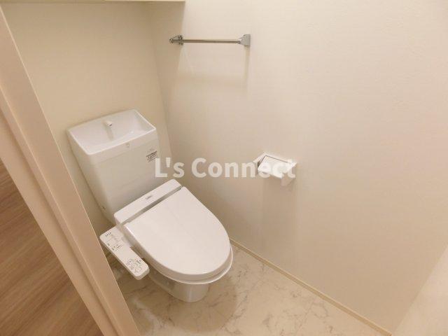 トイレ　温水洗浄便座付きのトイレ。