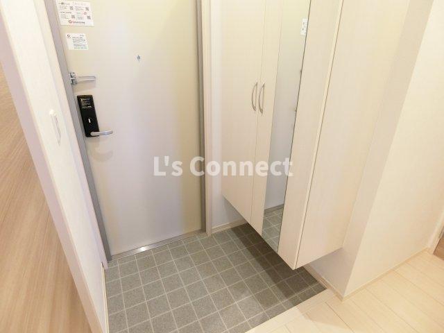 玄関　背の高い下駄箱には鏡付きで身だしなみチェック。