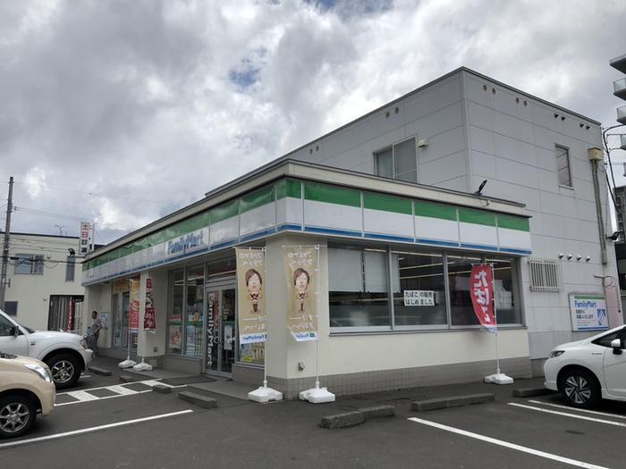 コンビニ　ファミリーマート（コンビニ）まで350m