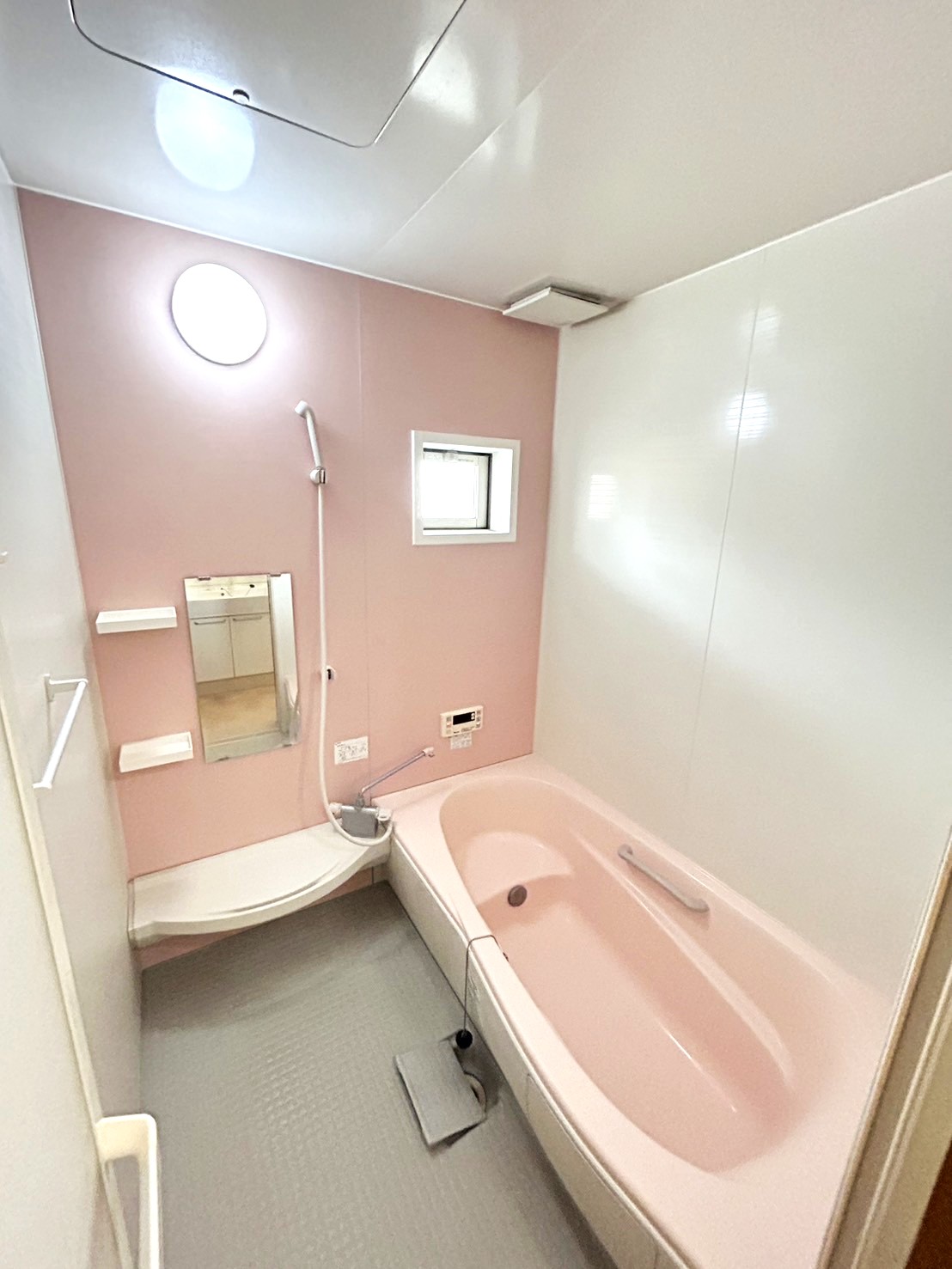 バス・シャワールーム　お風呂一坪！足を伸ばして入浴出来そうです^^