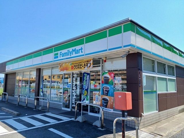 コンビニ　ファミリーマート様（コンビニ）まで460m