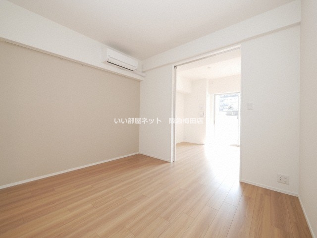 居室・リビング　反転タイプとなります。