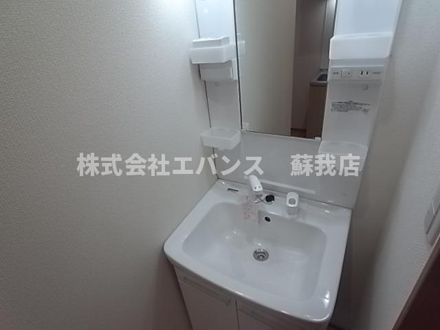 洗面設備　朝の支度にも助かる、独立の洗髪洗面化粧台