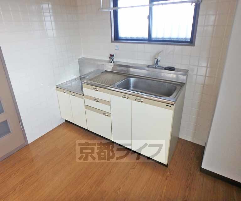 キッチン　窓に面した明るいキッチンスペースです