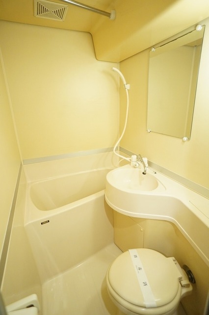 トイレ　※清掃前のお部屋です