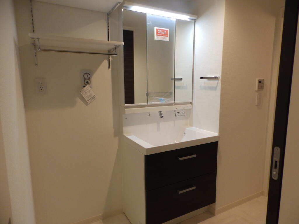 洗面設備　（同施工会社　参考写真）