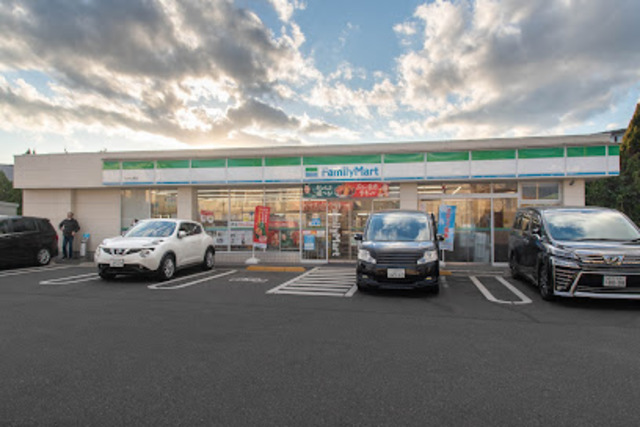 コンビニ　ファミリーマート松木公園店（コンビニ）まで1220m