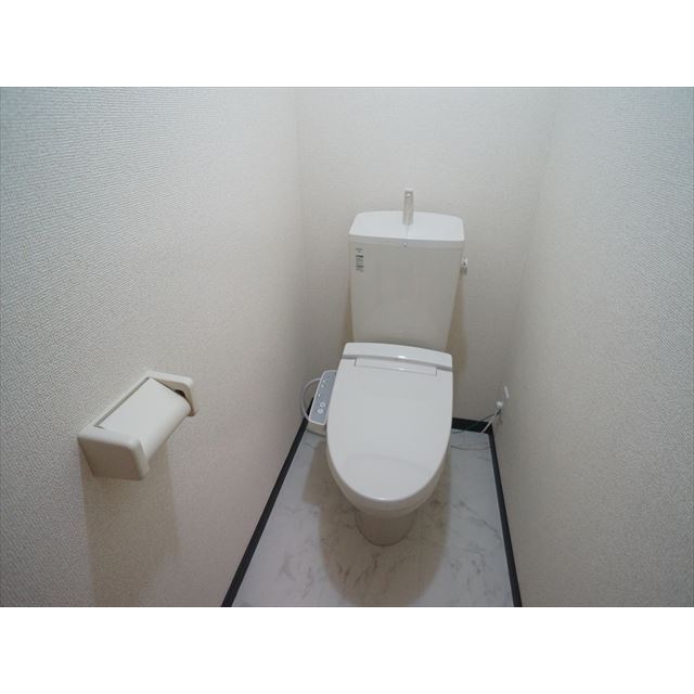 トイレ　多機能便座付き！