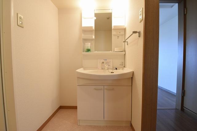 洗面設備　収納スペースもある独立洗面化粧台付き☆