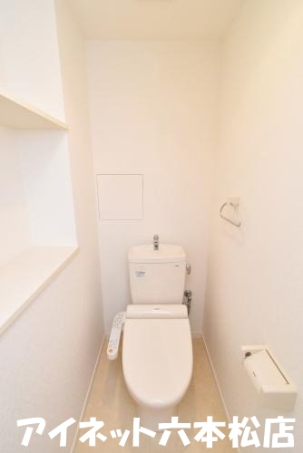 トイレ　温水便座付きです。