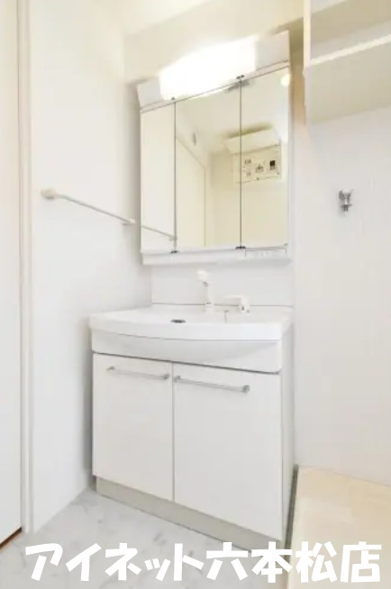 洗面設備　朝の身支度にいいですね。