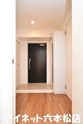 玄関　玄関も広々気持ちがいいですね。