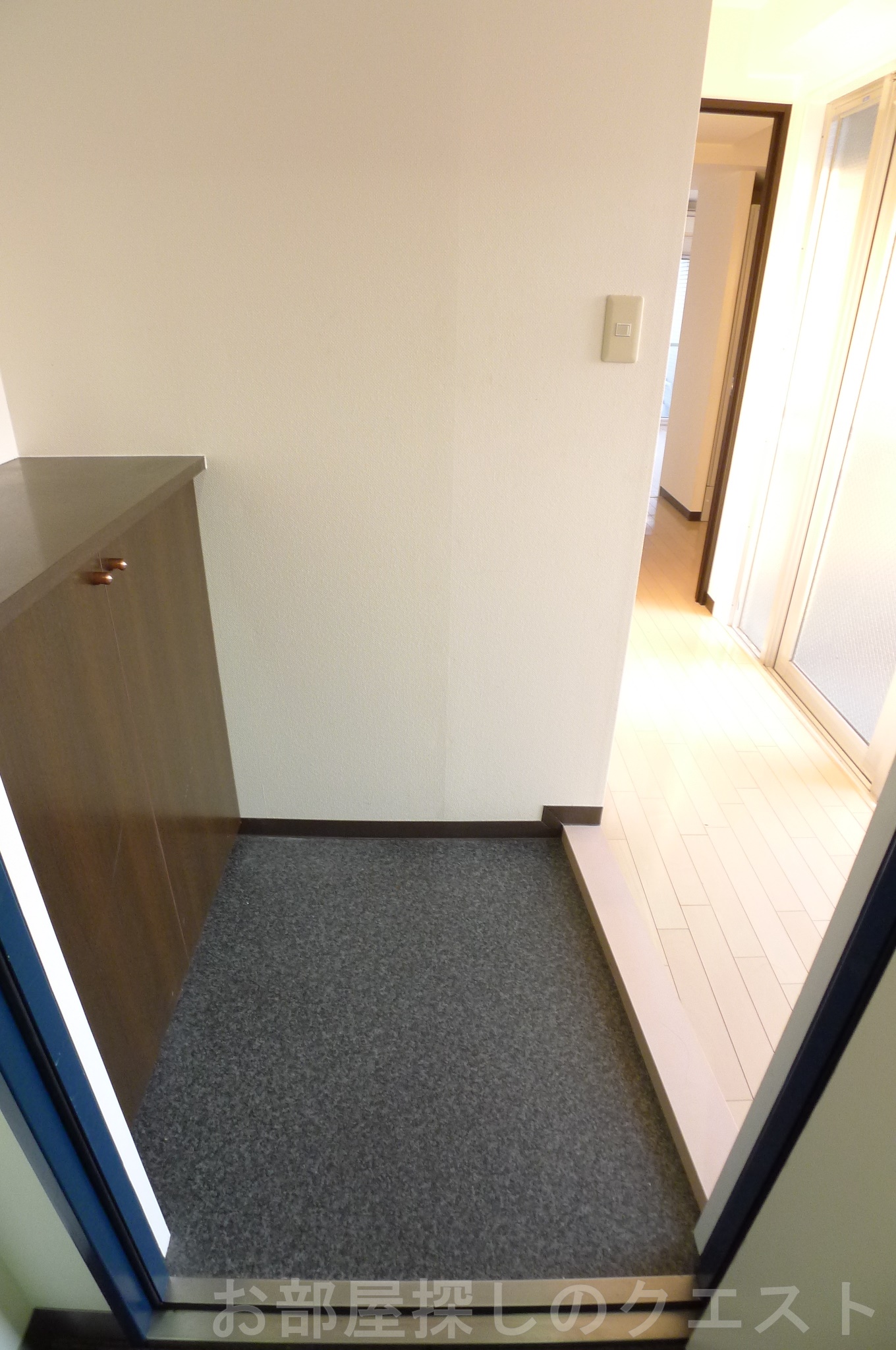 玄関　（写真は同タイプ）