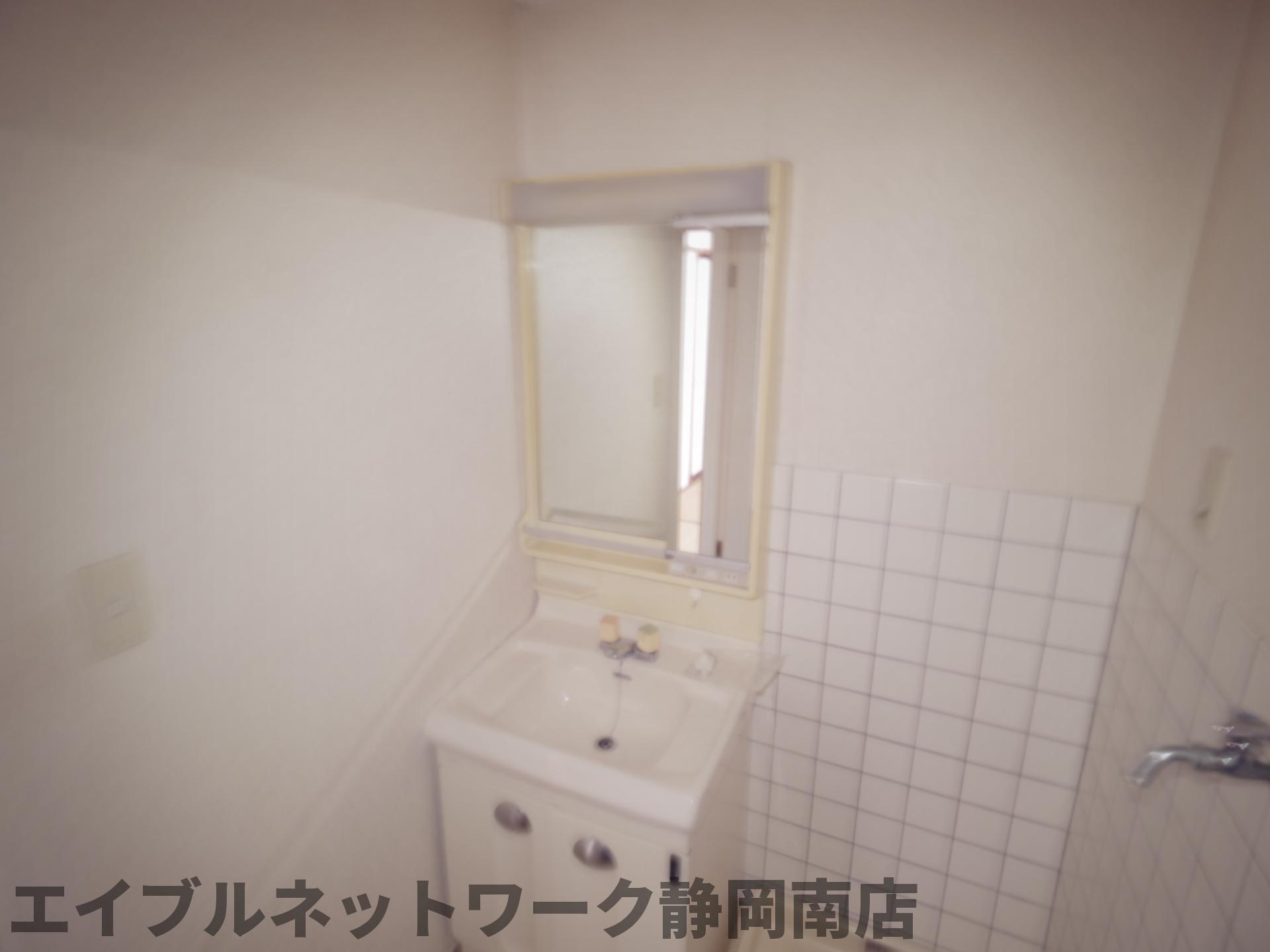 洗面設備　明るい洗面所です