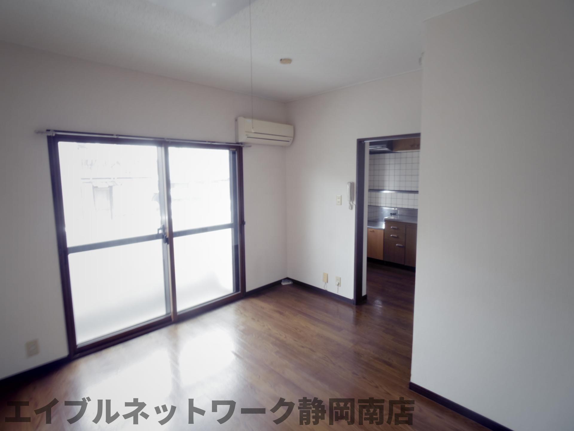 居室・リビング　こちらのリビングで趣味の時間をお楽しみください