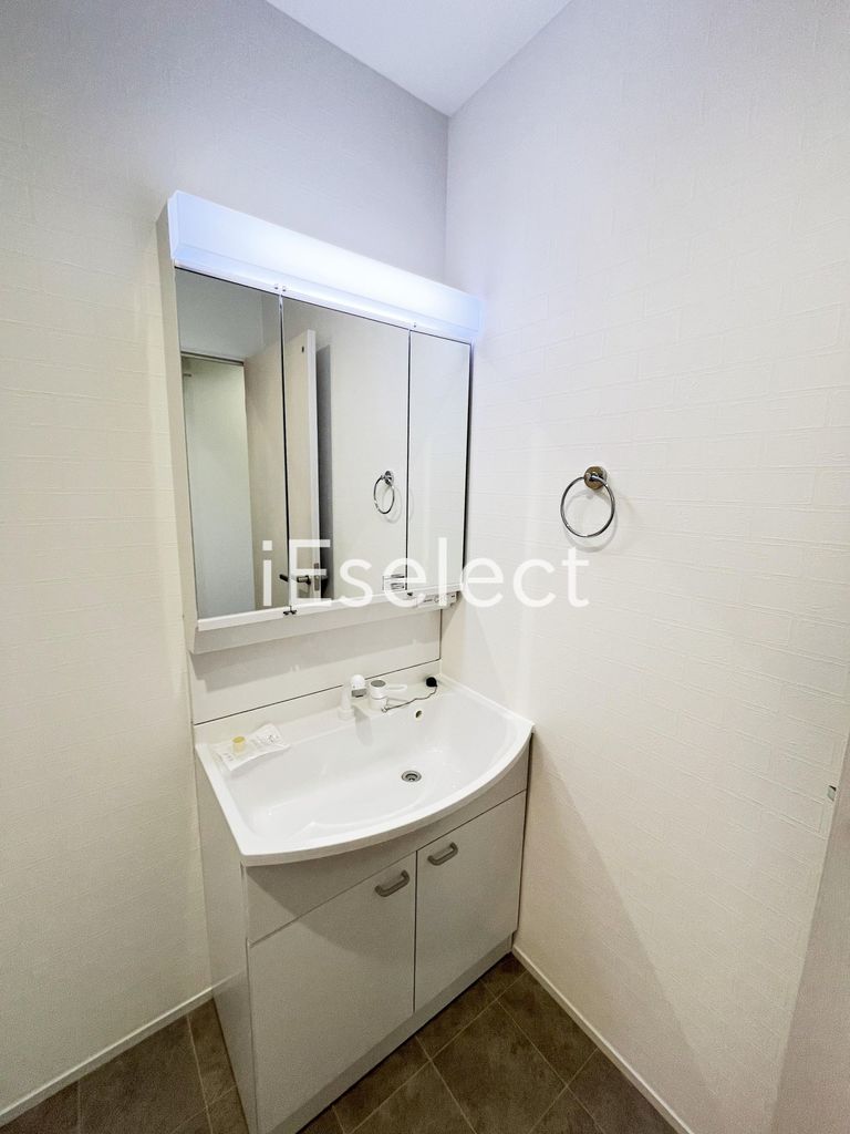 洗面設備　毎朝の準備に便利な独立洗面台です。