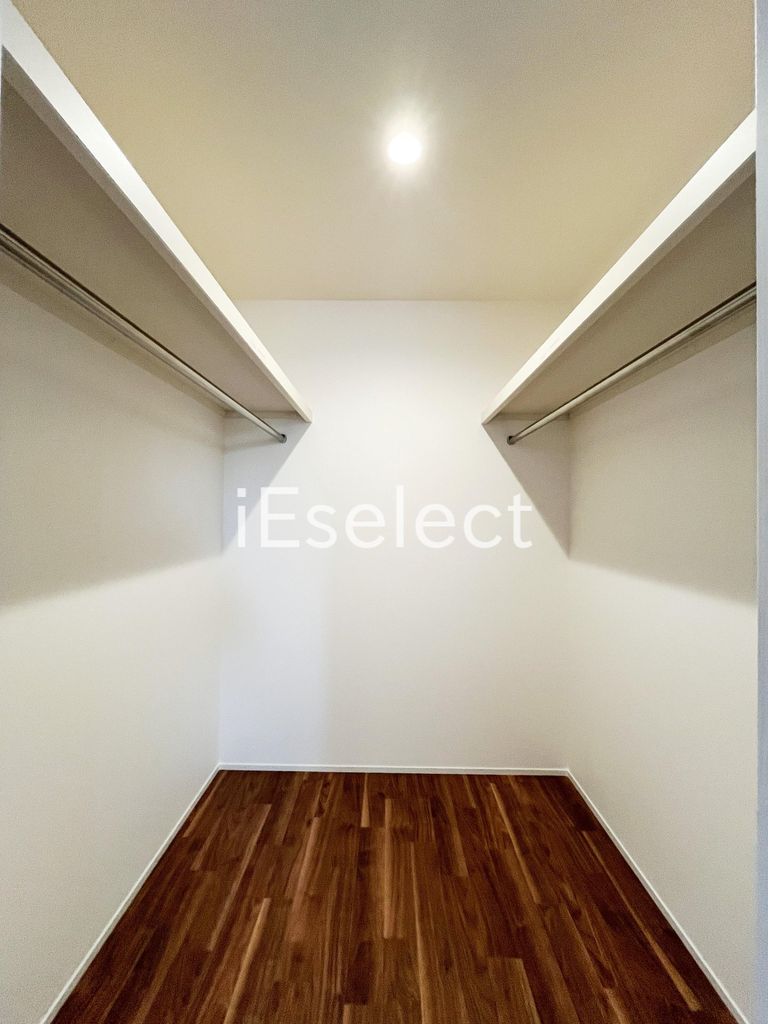 収納　奥行きのあるウォークインクローゼット