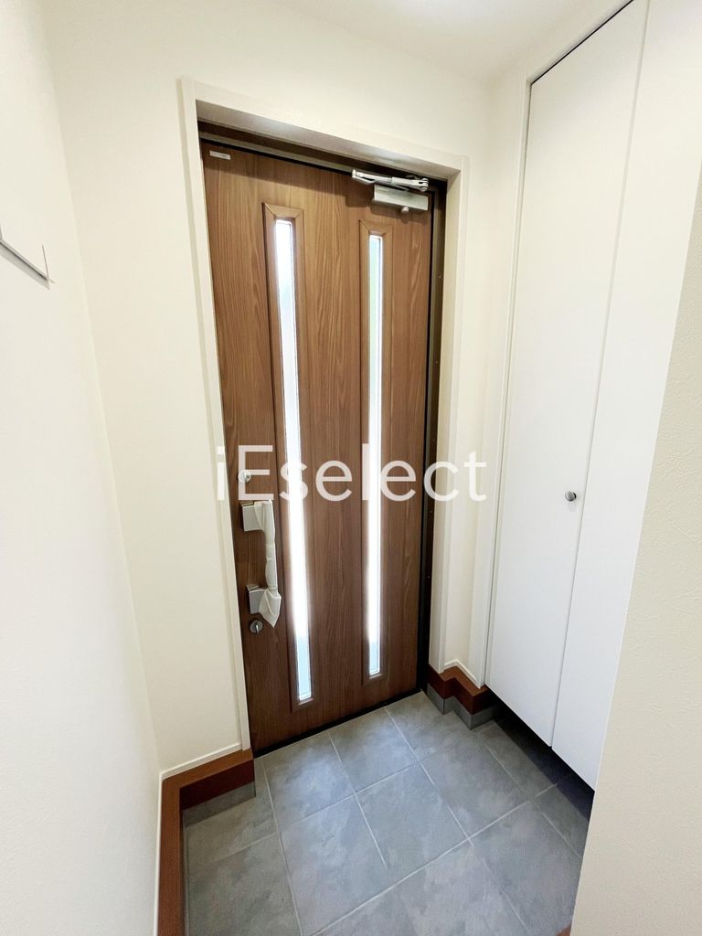 玄関　玄関にはシューズボックスがあります