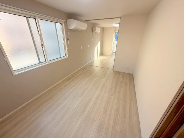 居室・リビング　明るく広々としたリビングです。