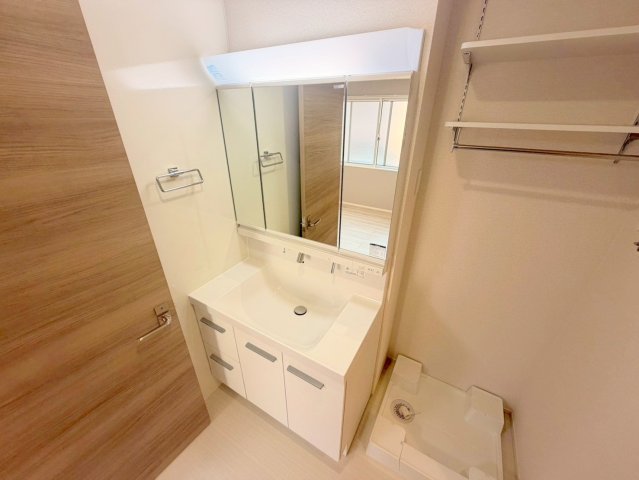 洗面設備　身支度が出来る独立洗面台です。