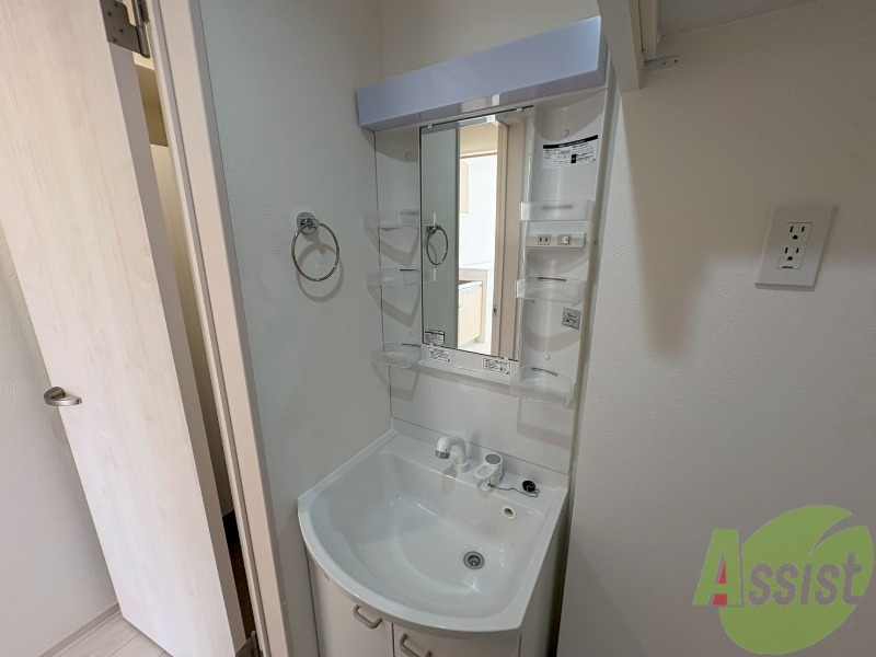 洗面設備　独立洗面化粧台です。朝の身支度もできますね。