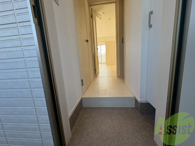 玄関　玄関は、お部屋からの日差しが差し込んできて明るい印象です。