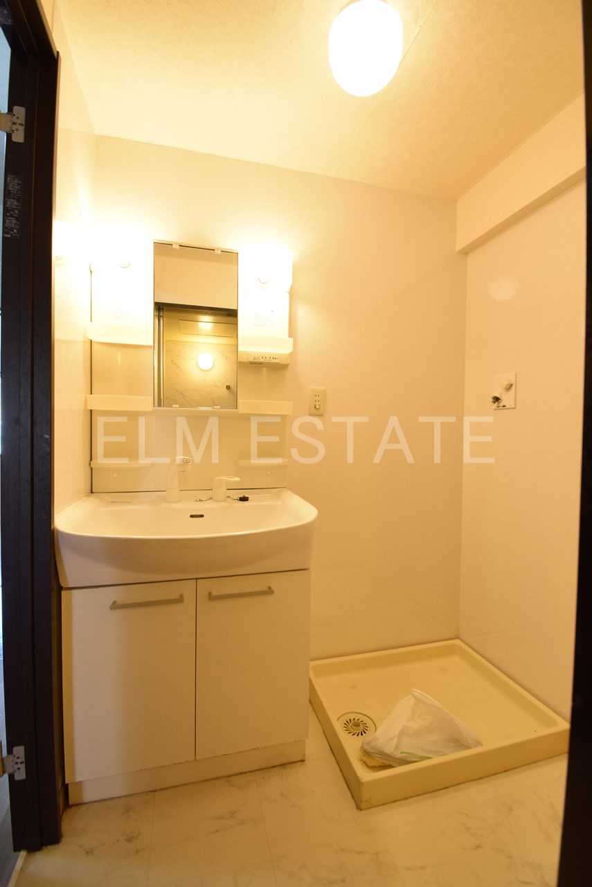 洗面設備　小物置きが便利です！