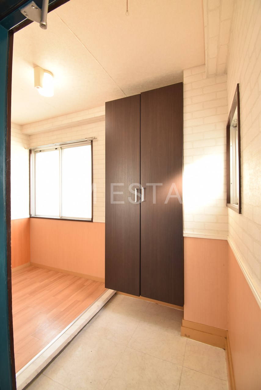 玄関　暗くなりがちな玄関は採光窓があり明るい雰囲気です♪