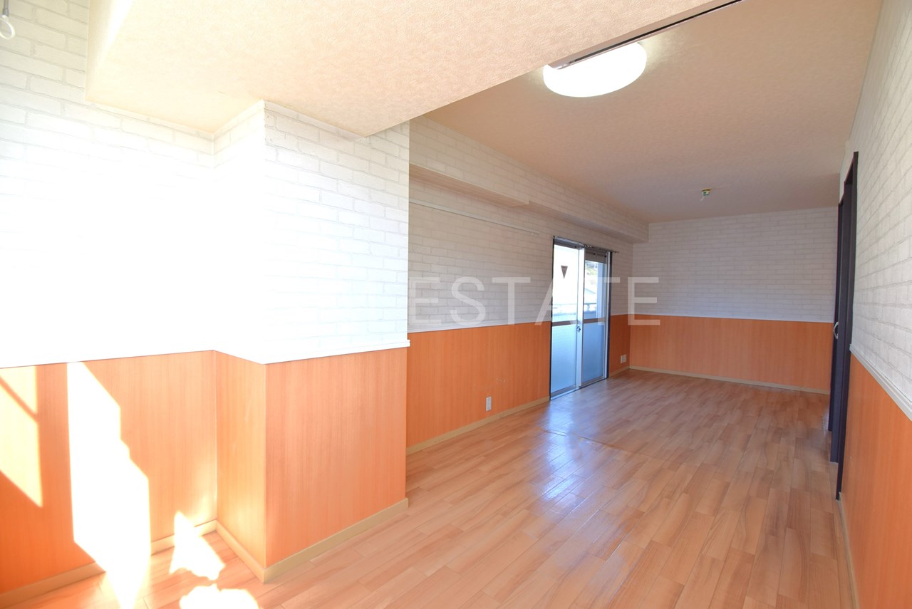 居室・リビング　日照時間が長い南西向き！陽当たりさんさんです☆