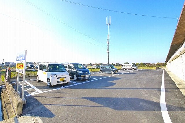 駐車場　駐車場があるので、車を買う予定の方も安心です