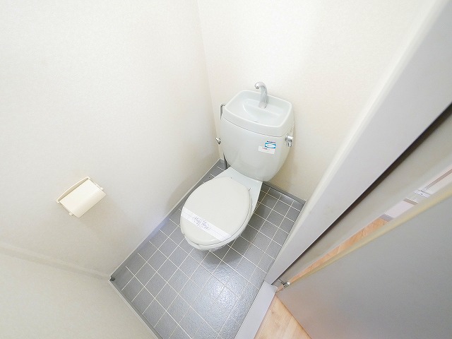 トイレ　落ち着いた色調のトイレです