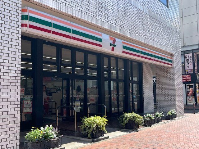 コンビニ　セブンイレブン横浜真砂町4丁目店（コンビニ）まで380m