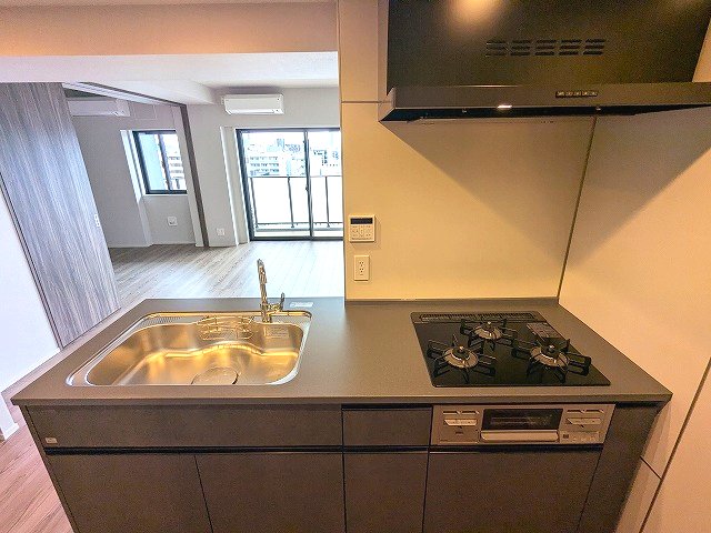 キッチン　グリル付ガス3口システムカウンターキッチン、瀟洒でお手入れ楽