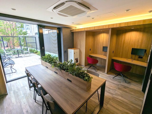 ロビー　1Fビジネスラウンジには個別2ブース有、奥にもテラス付です